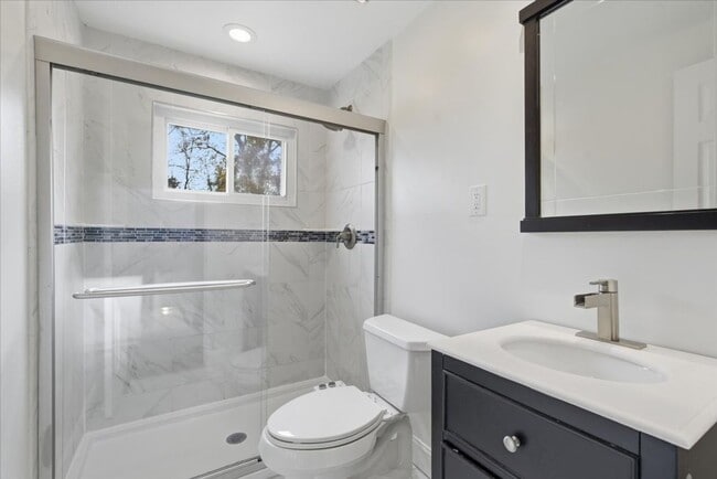 Building Photo - 3 BR | 1 BA | 864Sqft | Newly Fenced Yard