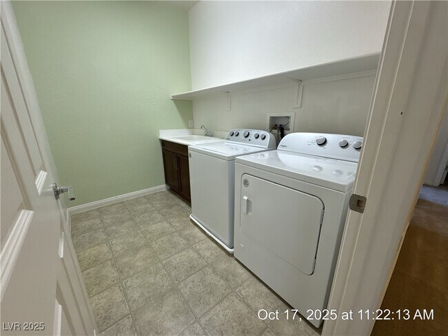 Building Photo - 10465 Saddle Mountain St