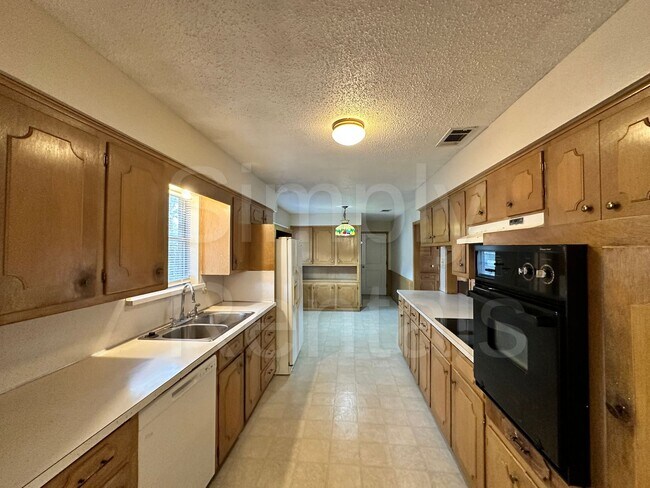 Building Photo - 7 Timberside Dr