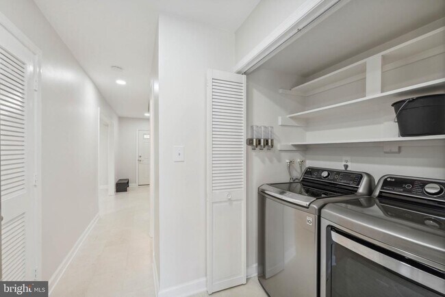 Building Photo - 6008 Waterbury Ct
