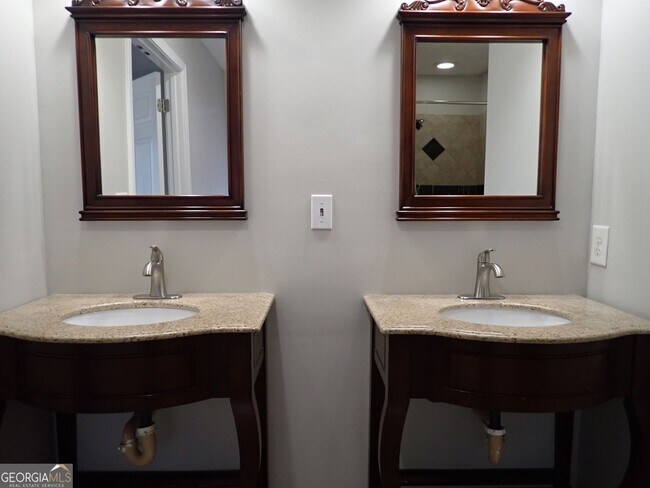 Building Photo - 827 Sinclair Way