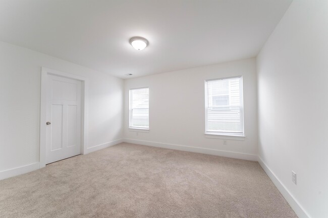 Building Photo - 930 Sparrow Ln