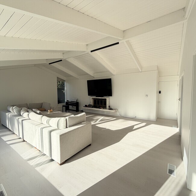 Building Photo - 7650 SE 41st St