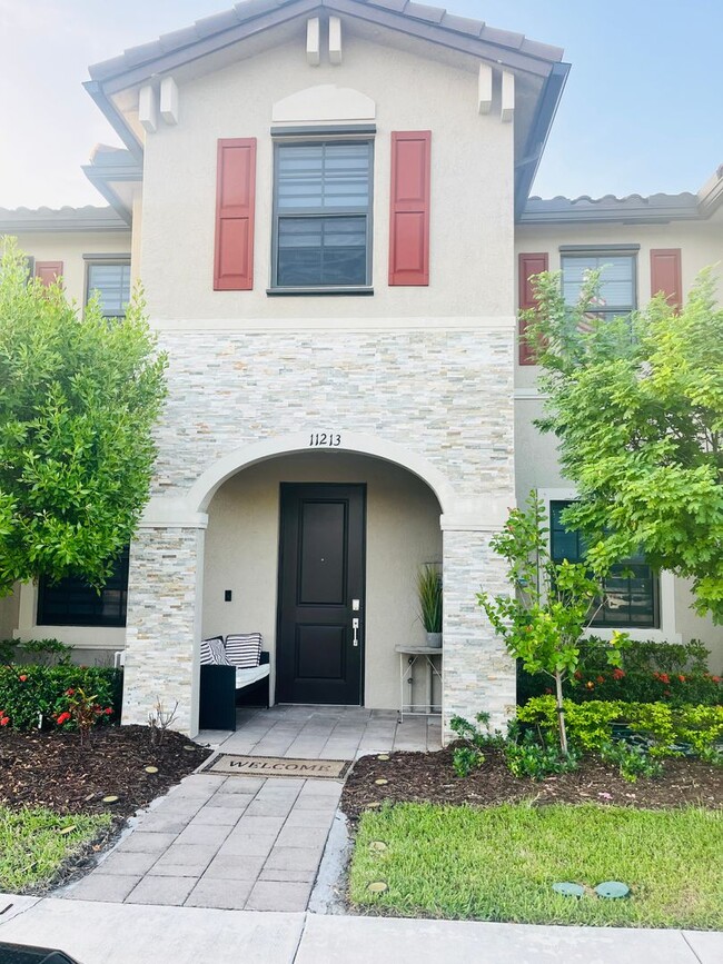 Building Photo - Beautiful 3 bed 2.5 bath Townhouse with Ac...