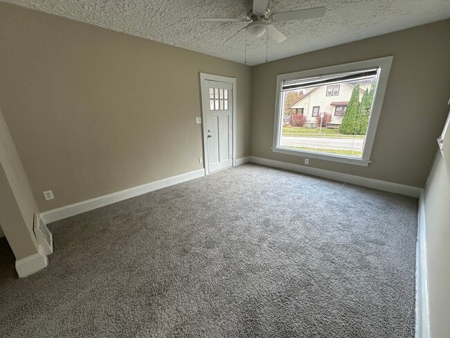 Building Photo - 2886 Norwood St