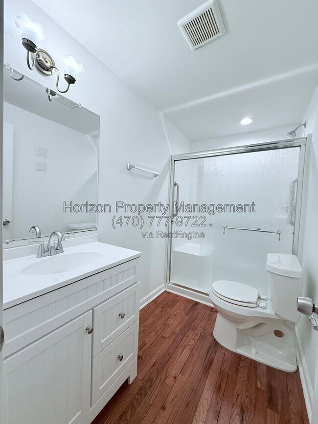 Building Photo - 3235 Bentwood Close