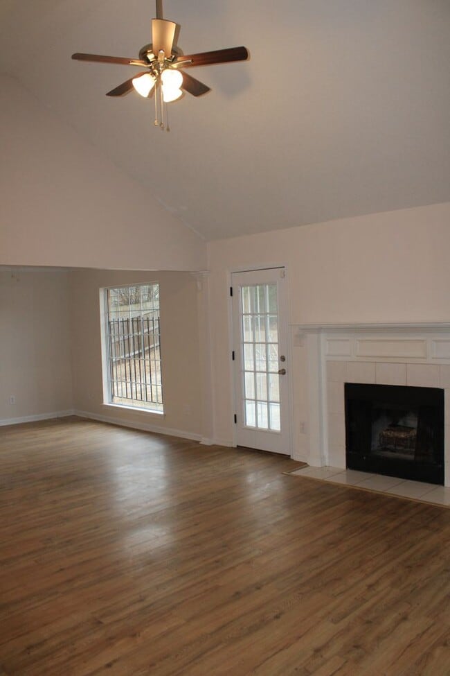 Building Photo - 3 Bedroom 2 Bath W/Bonus South Augusta!