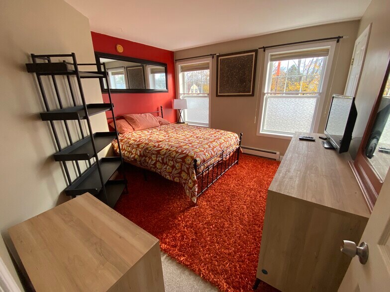 queen bedroom - 18 Scamman St