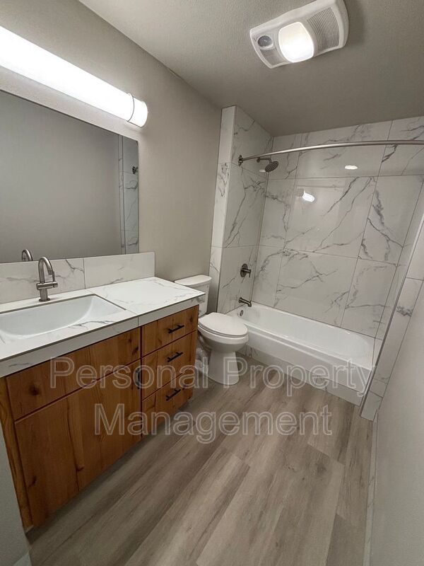 Building Photo - 112 Elm St