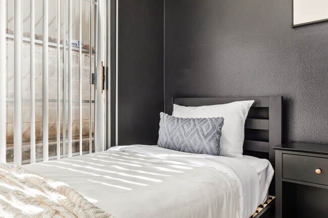 Building Photo - 10777 Ashton Ave