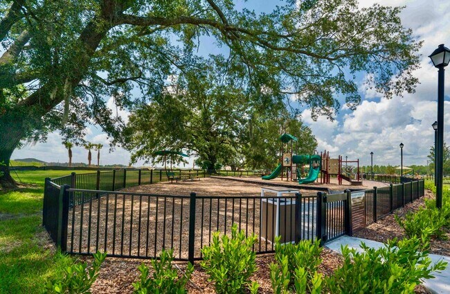 Building Photo - Gorgeous 4/ 2.5 Home in the Beautiful Lake Asbury Area of Clay County! $2,550.00