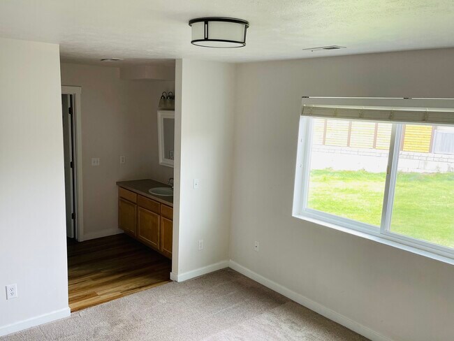 Building Photo - 8854 N Pamela St