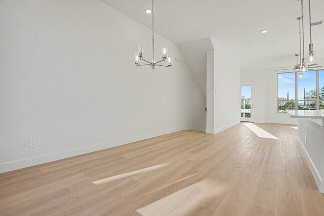 Building Photo - 2524 Havenhurst St