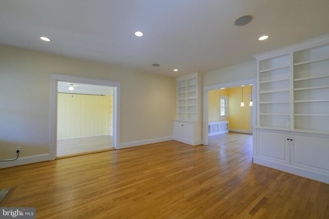 Building Photo - 5717 Chevy Chase Pkwy NW