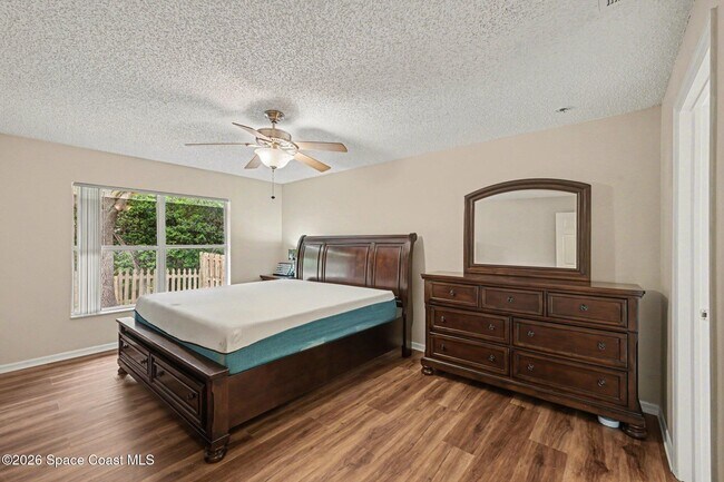 Building Photo - 558 Barber St