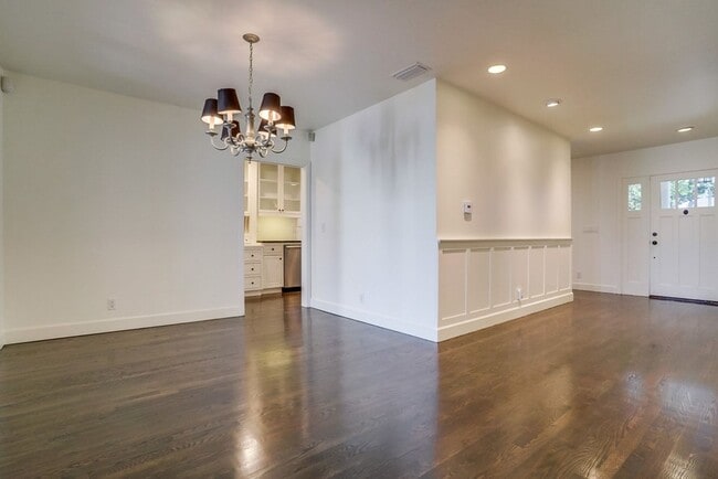 Building Photo - Beautiful 4 Bed/4 Bath Family Home w/pool Available Now!!