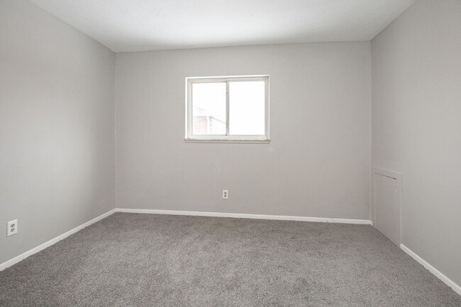 Building Photo - 2 BED 1.5 BATH UNIT IN THE BANBURY CONDOMINIUMS!