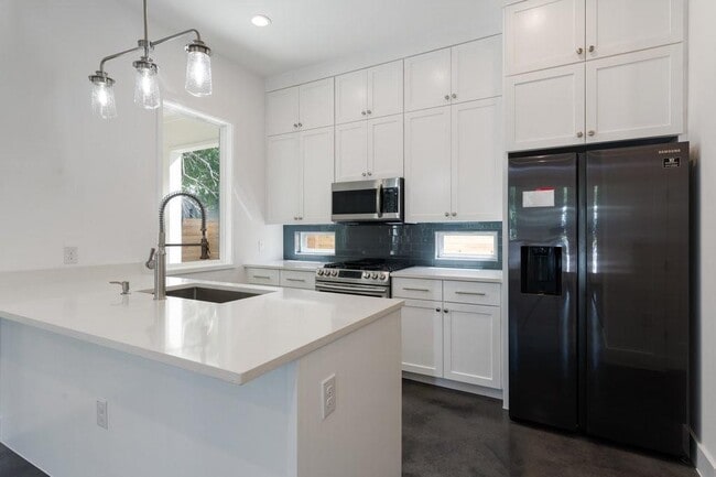 Building Photo - 2504 E 6th St