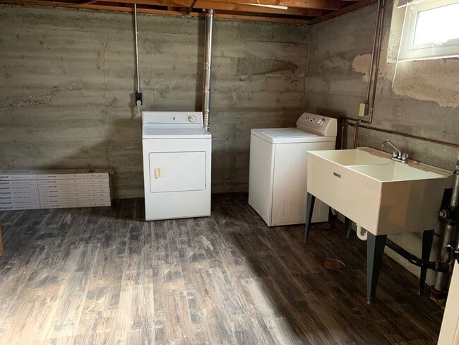 Building Photo - Wonderful 4 Bedroom 2 Bathroom Home in Eastridge!