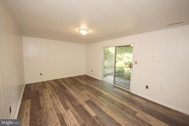 Building Photo - 10 Catbird Ct