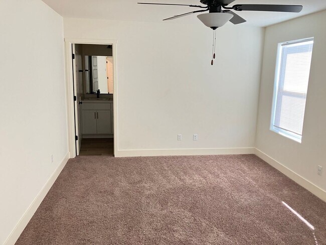Building Photo - 5 bedroom 3 1/2 bath house in gated commun...