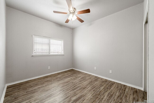 Building Photo - 4 bedroom, 2 1/2 bath located in Lakeview ...