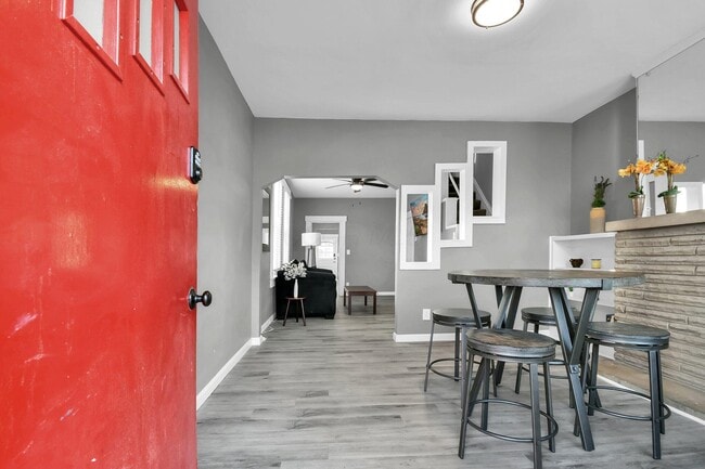 Primary Photo - 405 E Welch Ave