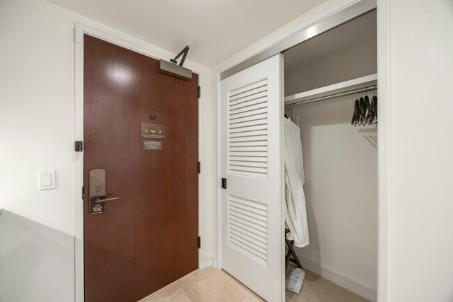 Building Photo - 223 Saratoga Rd