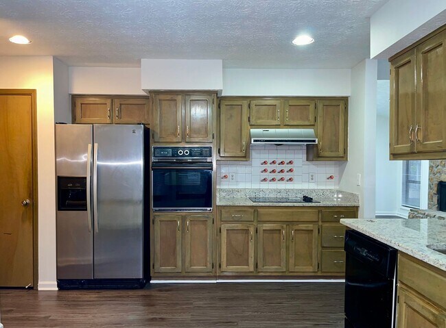 Building Photo - Spacious, Updated 3 Bed/2 Bath Ranch!