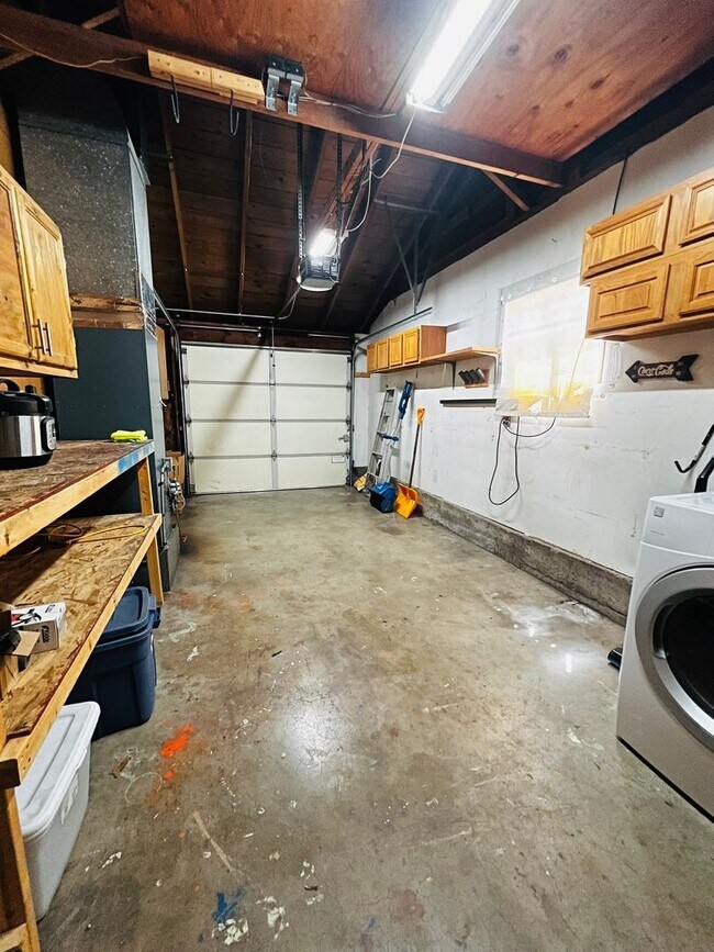 Building Photo - 1643 Stewart St