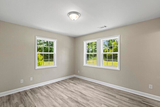 Building Photo - Charming Country Home on 1+ Acres