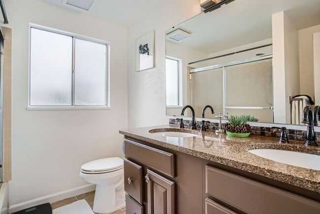 Building Photo - Piano & Pines 3 BDR Retreat