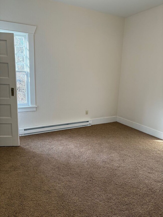 Building Photo - Charming Updated South Hill 4 Bedroom 1 Bath Home