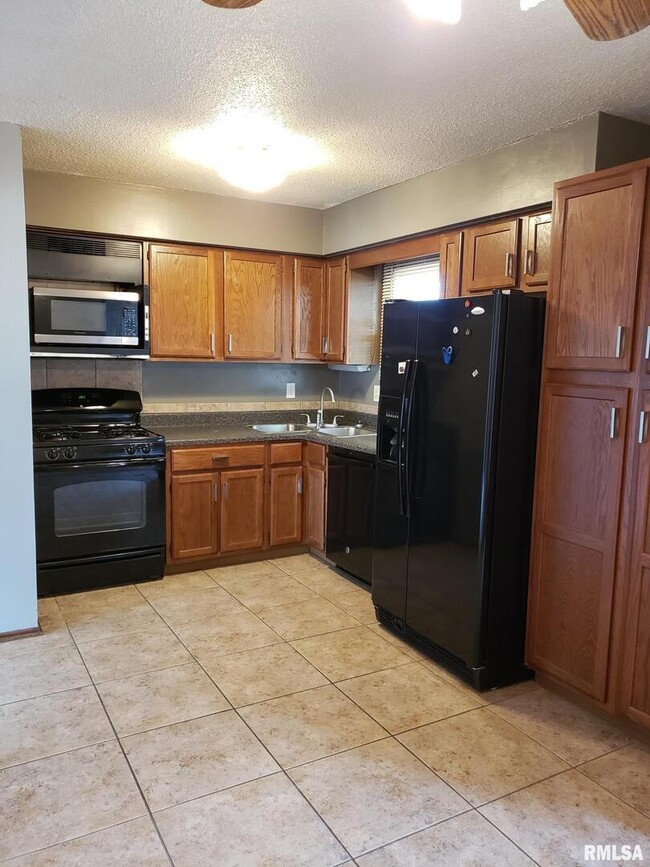 Building Photo - 4811 Candlelight Dr