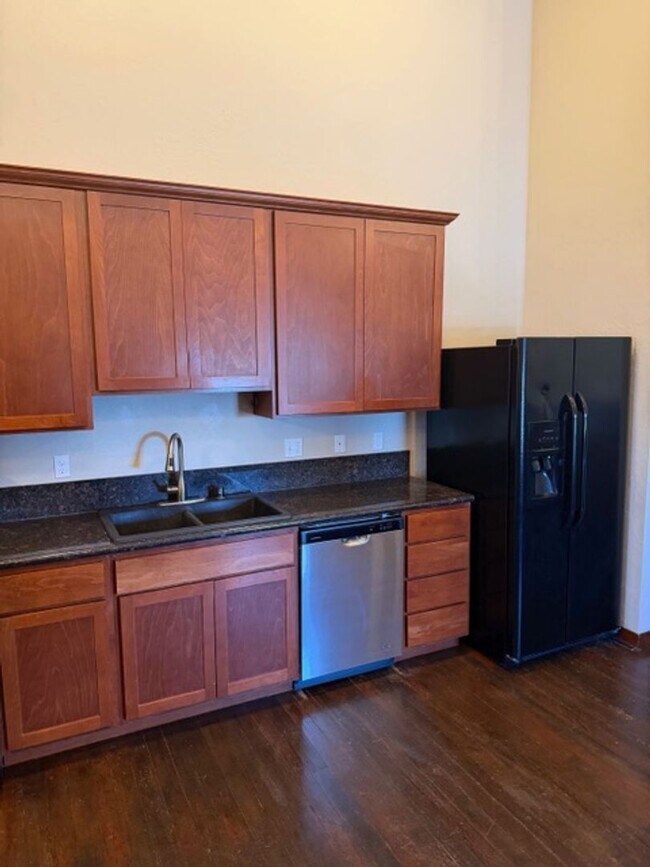 Building Photo - **NEW PRICE** Downtown Charm Meets Modern Convenience in a Stylish 2-Bed Retreat