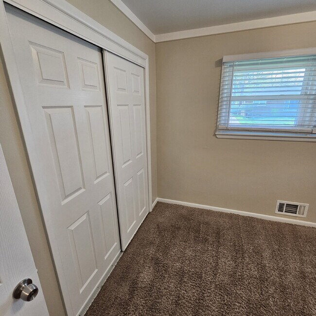 Building Photo - Updated 3 Bedroom w/ Granite, updated cabinets + Stainless Appliances in Kitchen – 1.5 Bath, Semi...