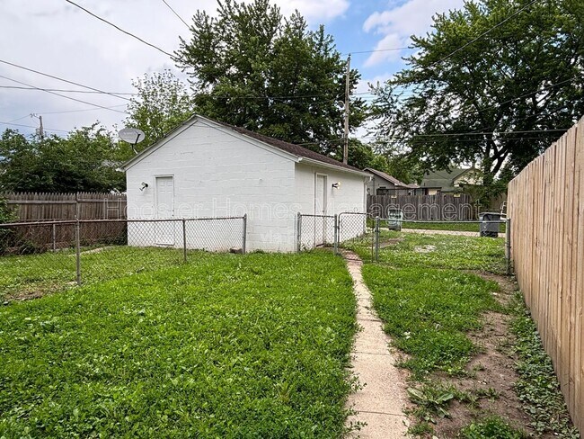 Building Photo - 1509 N Chester Ave