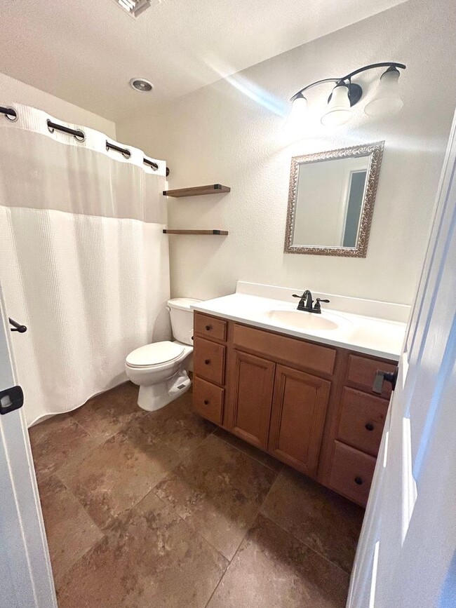 Building Photo - 4 Bedroom / 2 Bathroom efficient home