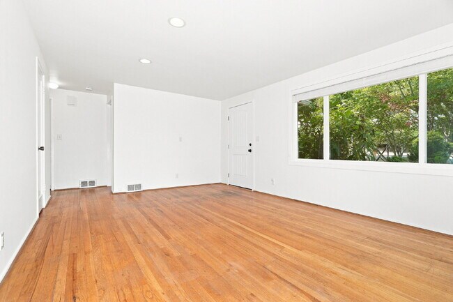 Building Photo - Beautiful Magnolia Home with Updated Kitchen, Spacious Yard & Flexible Living Space!- Available N...
