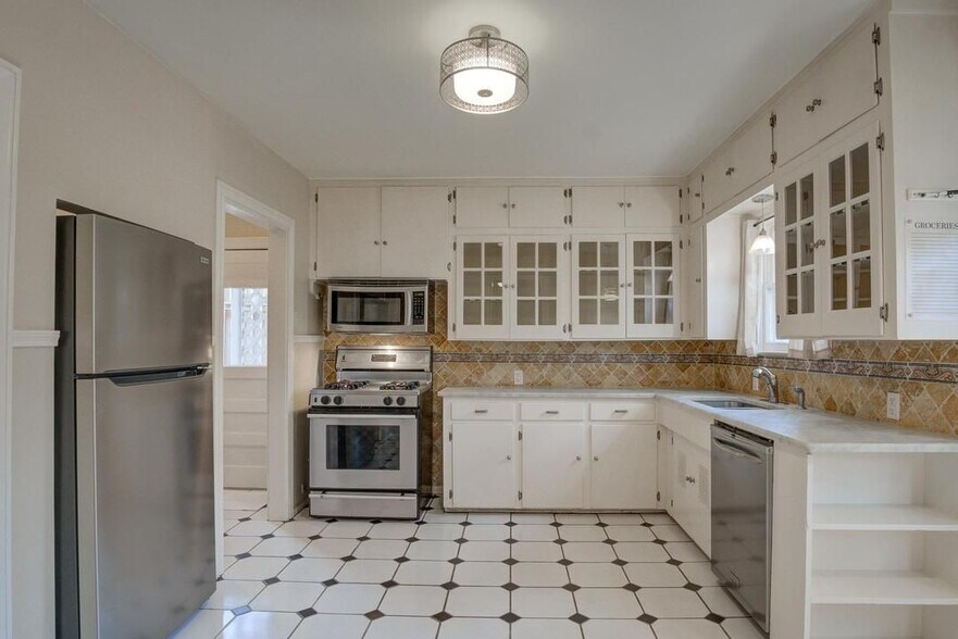 Building Photo - 426 Garraty