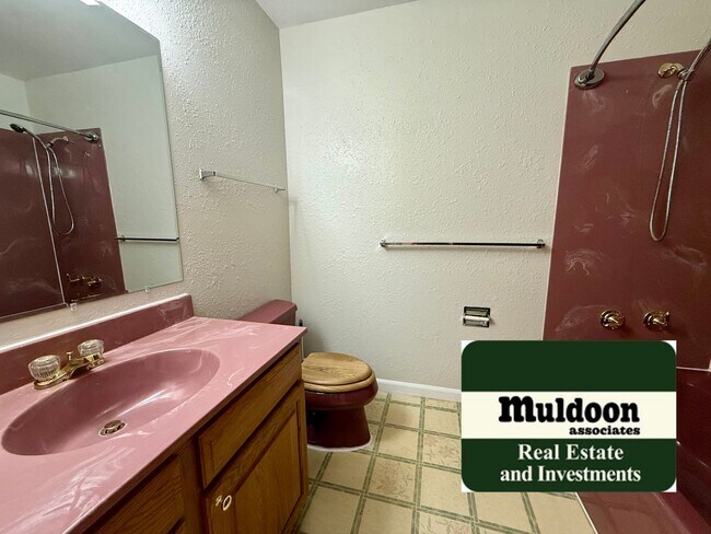 Building Photo - 3 Bedroom Tri Level with Spacious Yard 80918