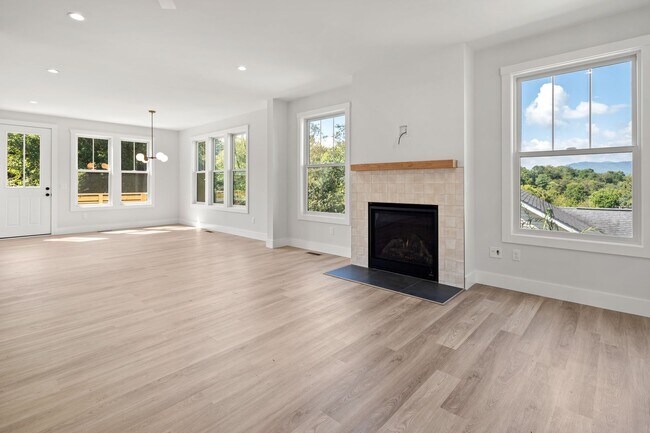 Building Photo - Modern Two-Story Home in West Asheville!