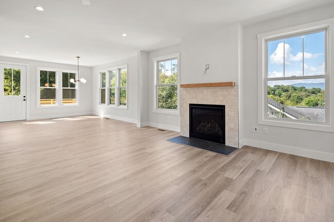 Building Photo - Newer Home in West Asheville!