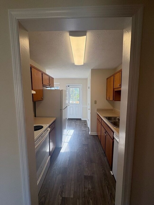 Building Photo - 3 Bed/2 Bath with Deck/Yard in quite neigh...