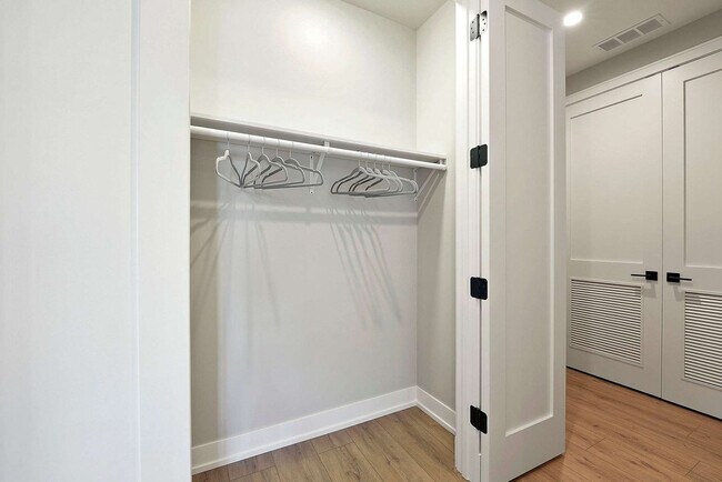 Building Photo - 2344 W Polk St