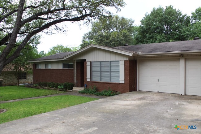 Building Photo - 525 Beverly Ln