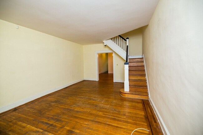 Building Photo - 2026/2027 JHU Off-Campus Charles Village 3bd/1ba Rowhouse w/ W/D!! Available 6/9/26