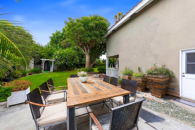 Building Photo - 4 bed 3 bath POOL on HUGE Lot!