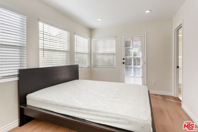 Building Photo - 1419 N Orange Dr