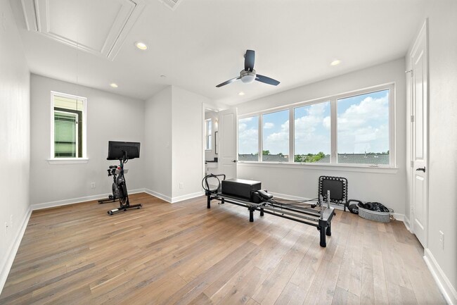 Building Photo - 907 W 16th St